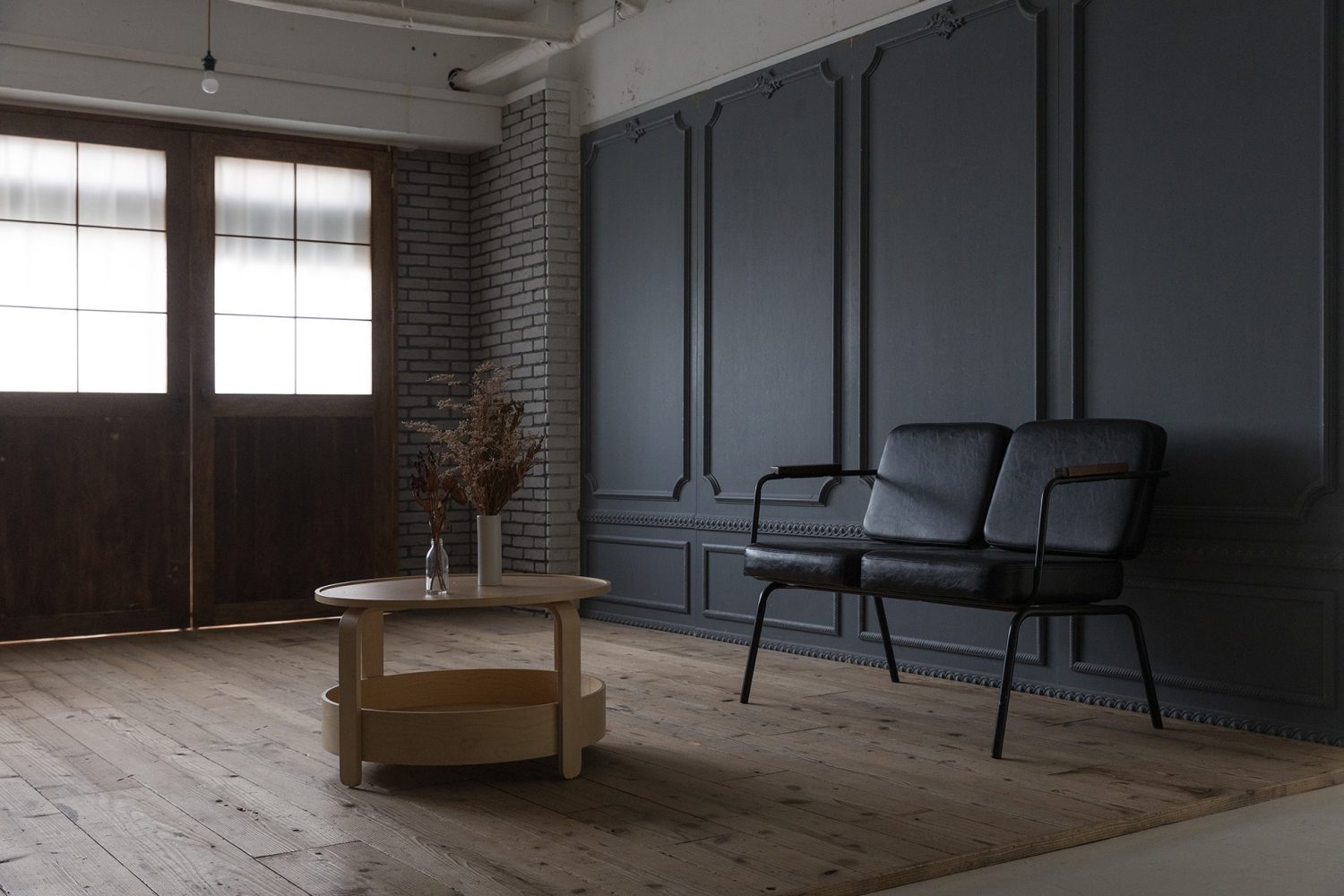 スタジオ奥側の木目スペースはシックな雰囲気