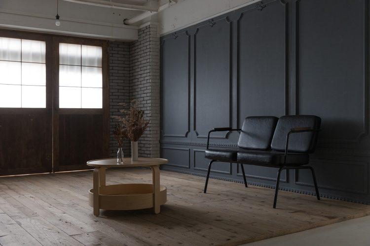 スタジオ奥側の木目スペースはシックな雰囲気