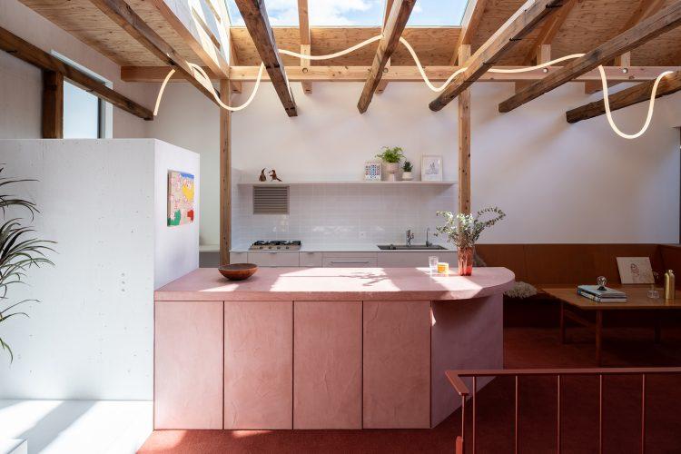 目を惹くモールテックスのキッチンには天窓からの光が