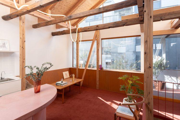 南面吹き抜けの大窓から自然光があふれる空間