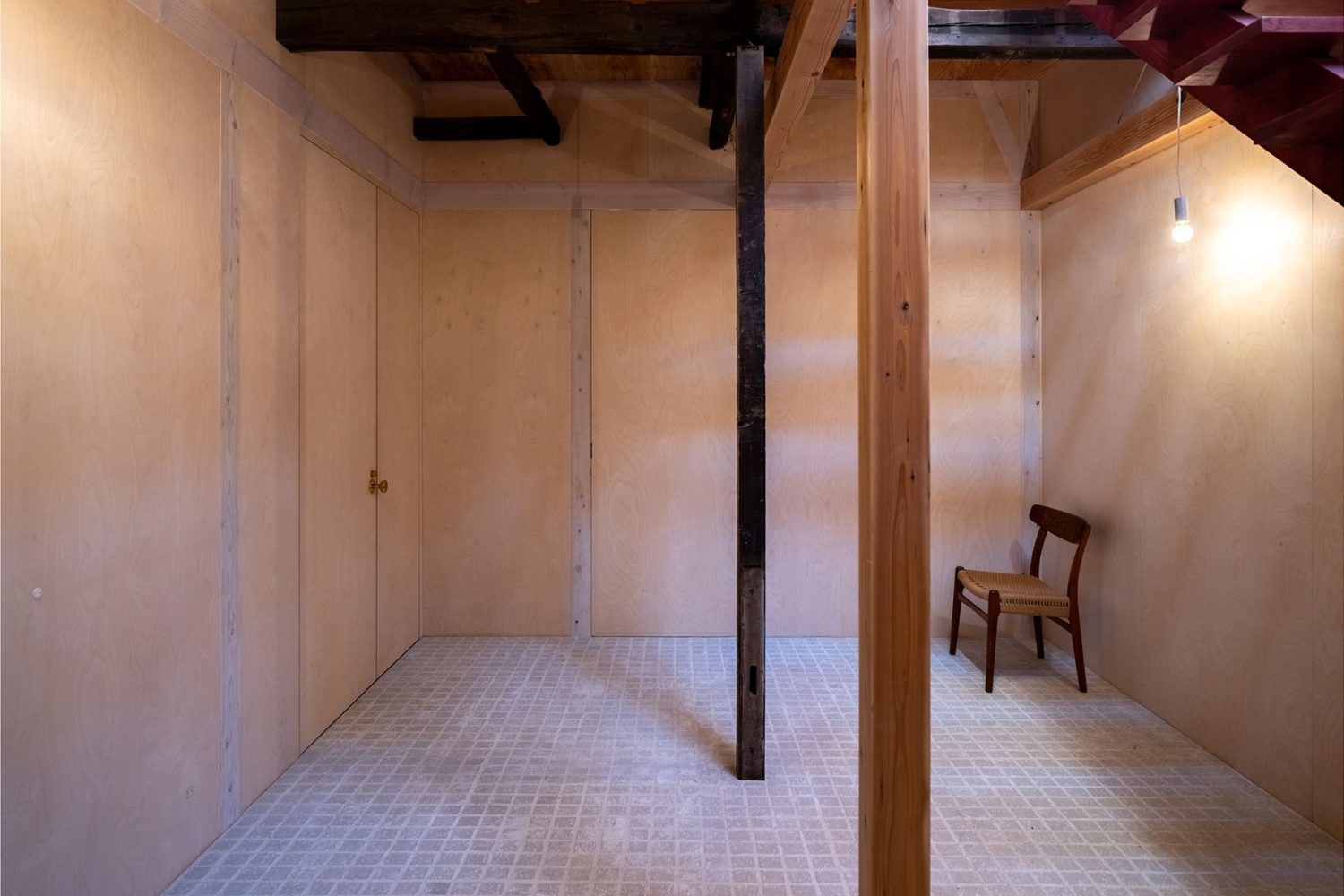 壁は薄白色に染色した柱とバーチ材で構成