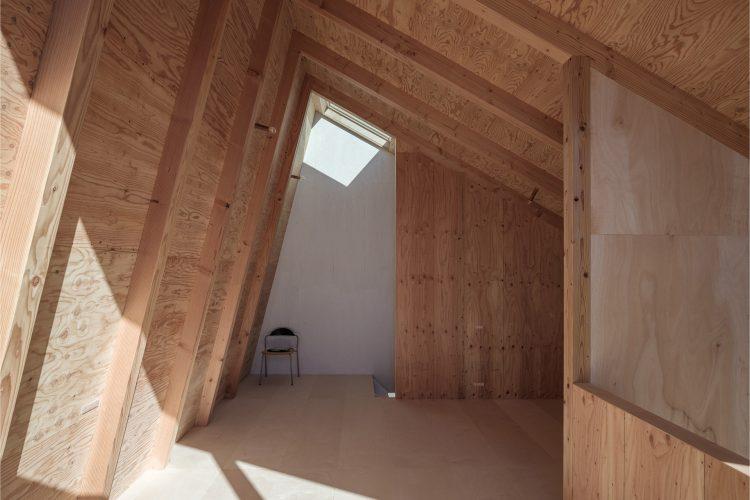 3F 奥には、天窓から光が差す白塗りのウッド壁