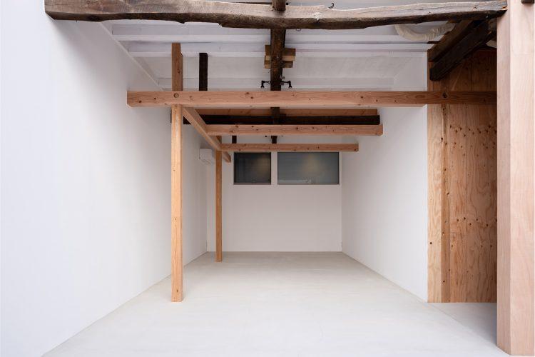 メイクスペース背面奥の空間を控室・メイク場所としても