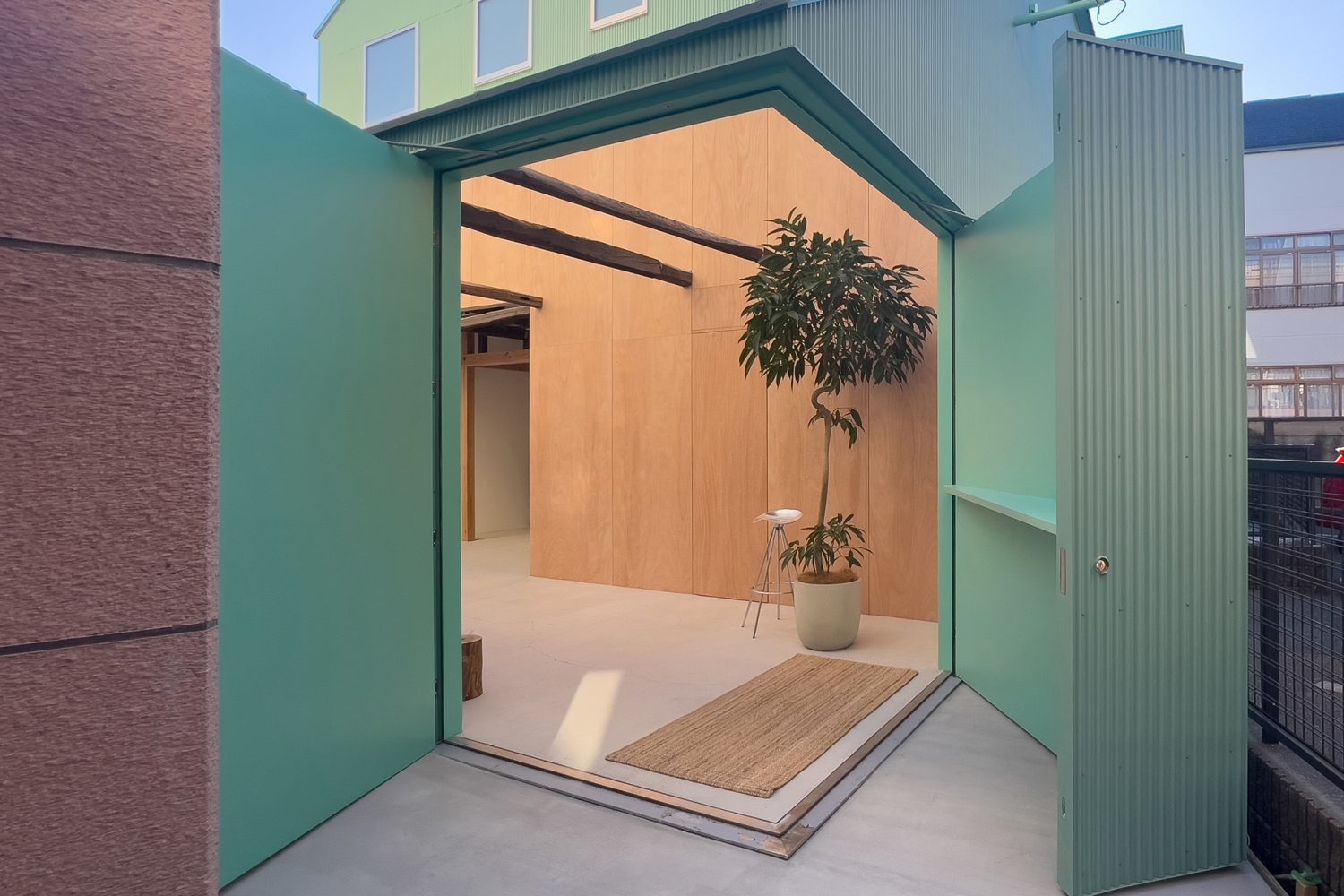 1Fスタジオの大きく開く扉から機材や備品の搬入可能