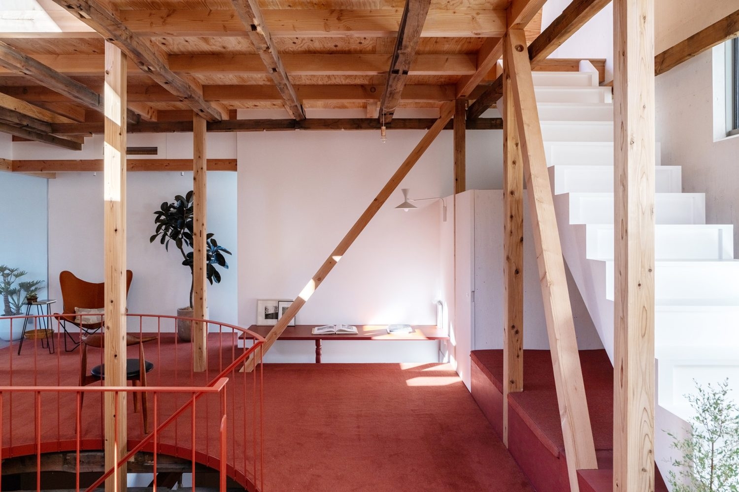 中央の階段や壁の段差など奥行き感のある構造