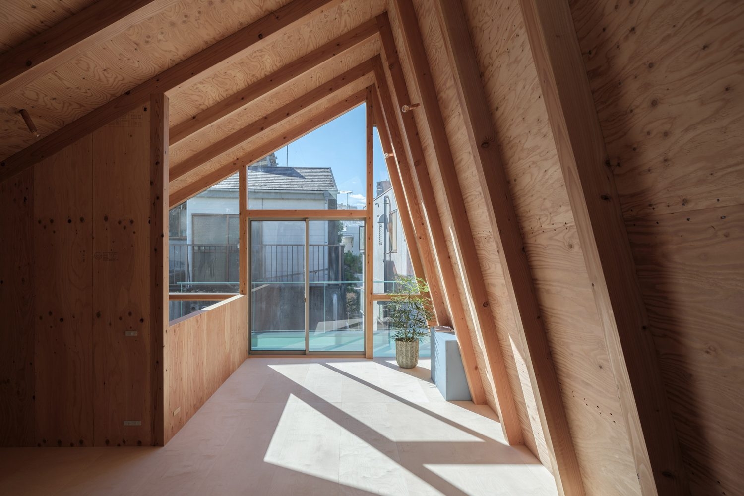 3F 南面全面窓から入る光とトンガリ屋根のウッド空間