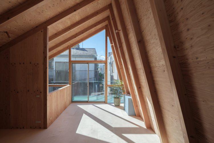 3F 南面全面窓から入る光とトンガリ屋根のウッド空間