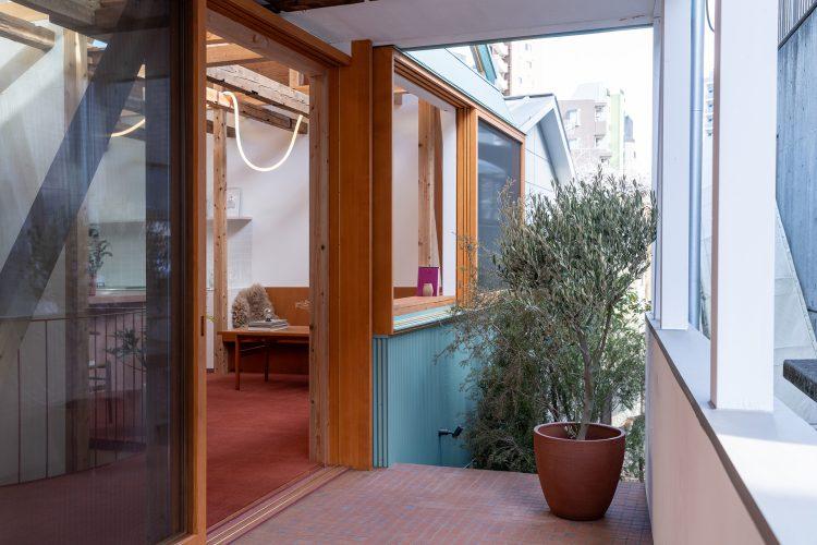 2F グリーンを背景に撮影できるバルコニー