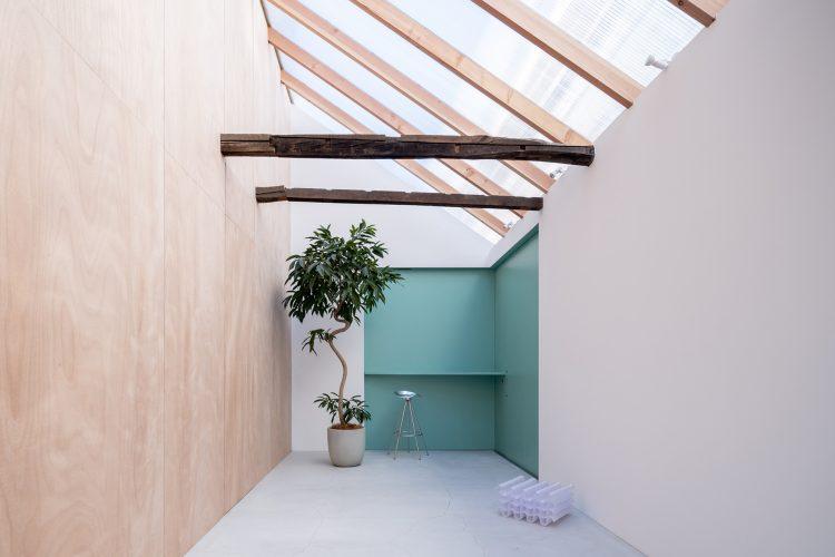 1F 白壁やライトグリーンの扉を背景に撮影も