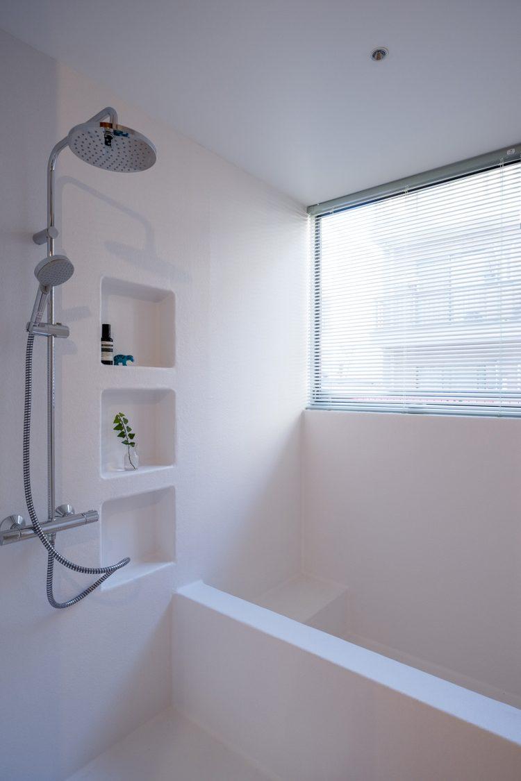 1F 自然光が入る白いバスルーム / 棚で物撮りも