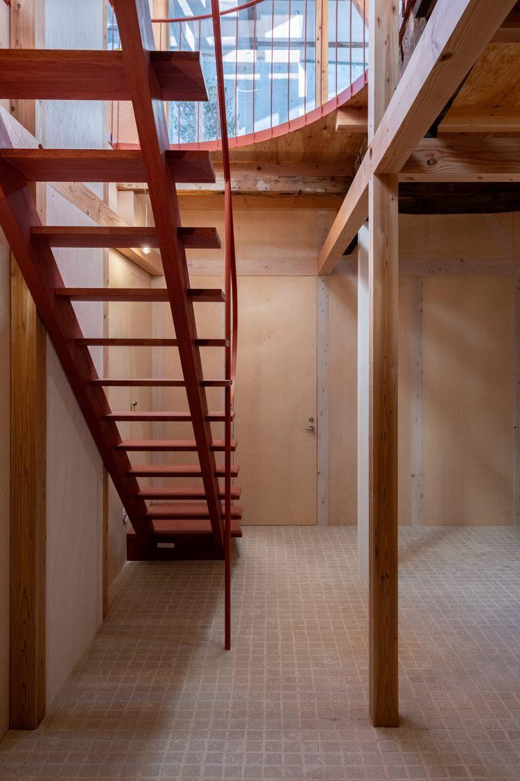 1F ワインレッドに染色した階段は撮影のアクセントに