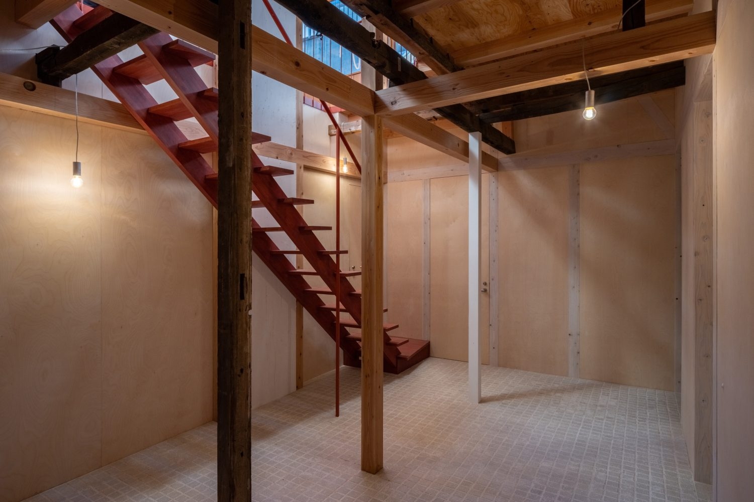 手割りのタイル床、年代の異なる柱が並ぶ