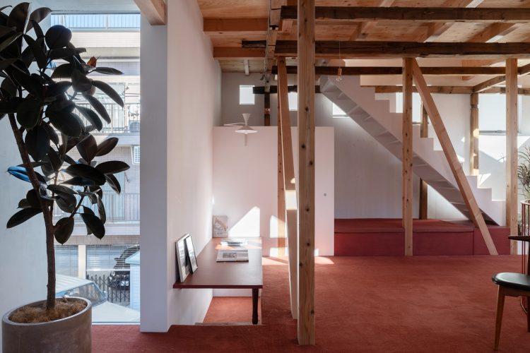 2F 足を下ろせるデスクと階段下には小上がりのデイベッド