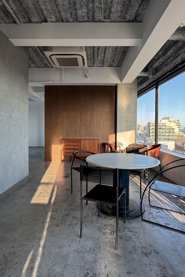 落ち着いた色合いのウォールナット壁