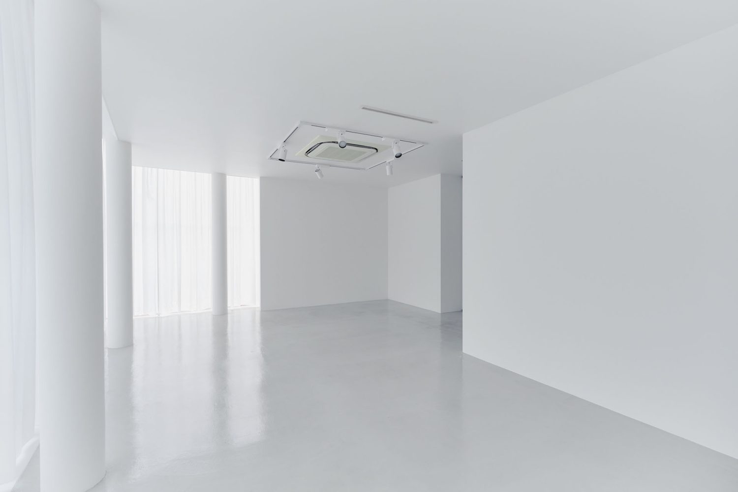 天井の高さまである大きな窓