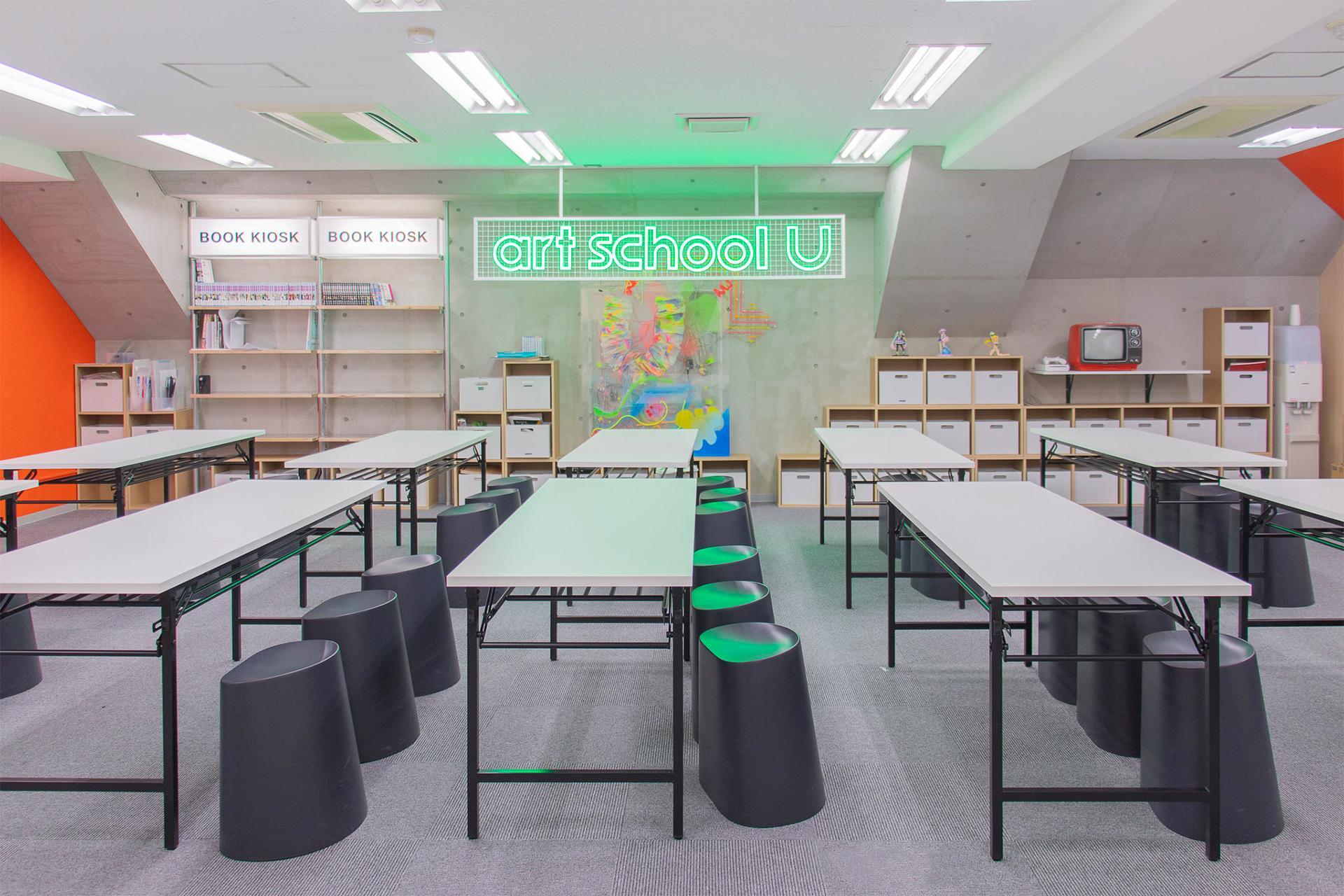 グリーンとオレンジの差し色が映えるポップな教室