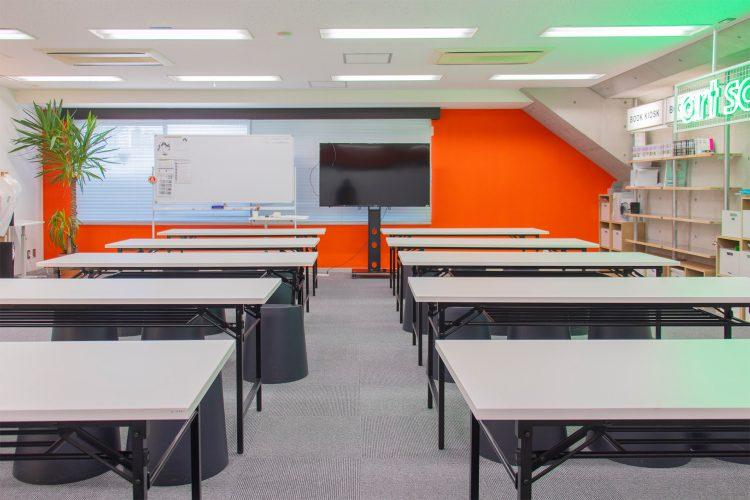 学校シーンのほか塾やオフィスなどの設定の撮影にも