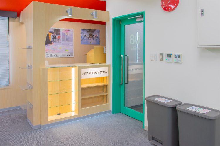 入口脇のカウンターをフレームのように使うことも