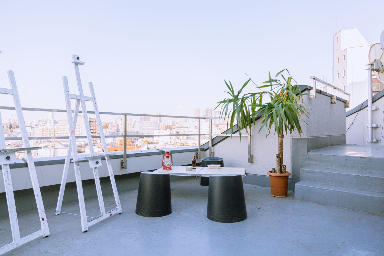 開放的なバルコニーで空抜け撮影 / イーゼル使用可能