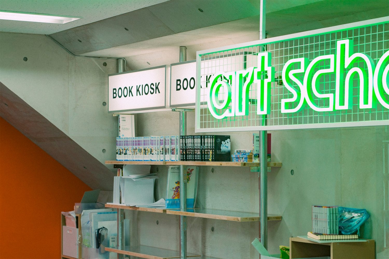 ネオンサインなどカラフルなアイテムが配置された室内