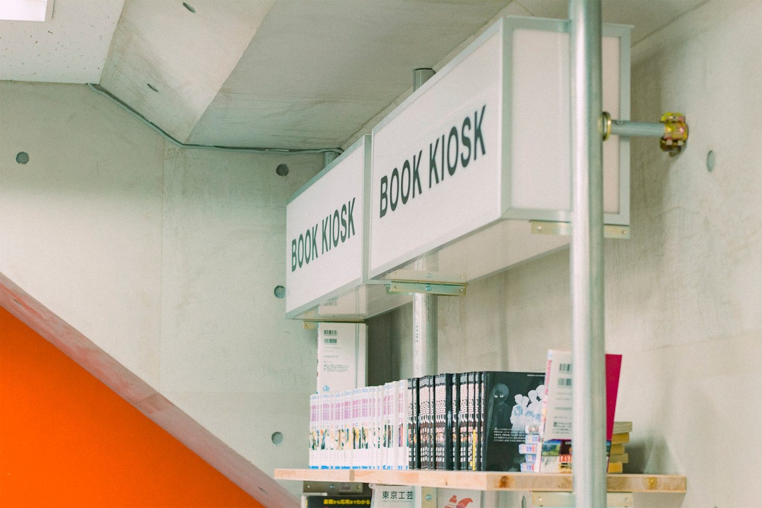 商品・プロダクトなどの物撮りにも活躍する本棚