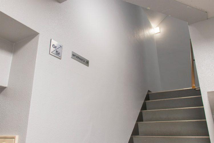 5Fでエレベーターを降り6Fまで階段を登ります