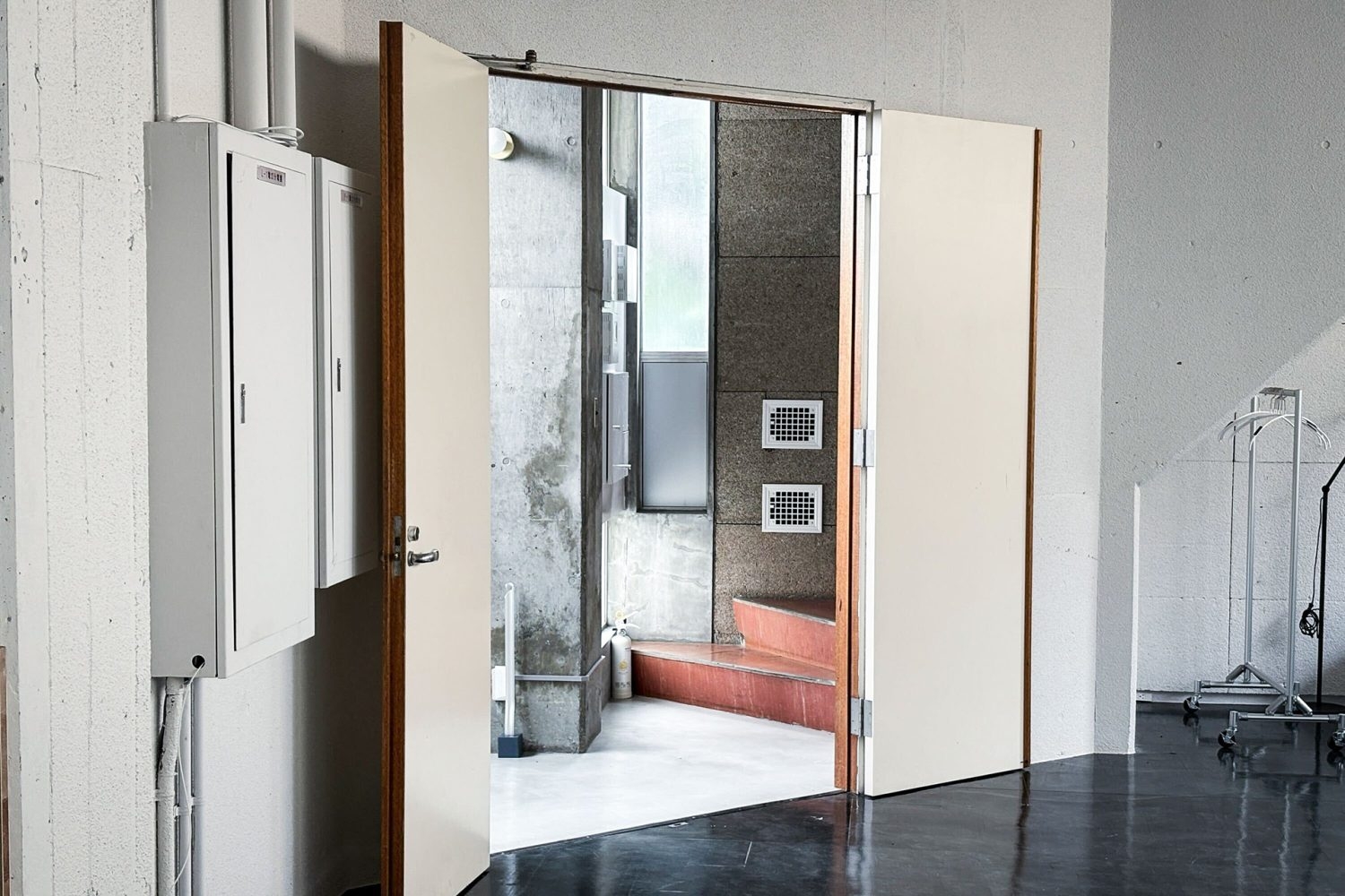 扉は大きく開くため、大型機材の搬入も可能