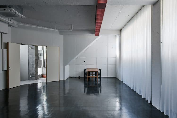 赤褐色の梁照明がアクセントに