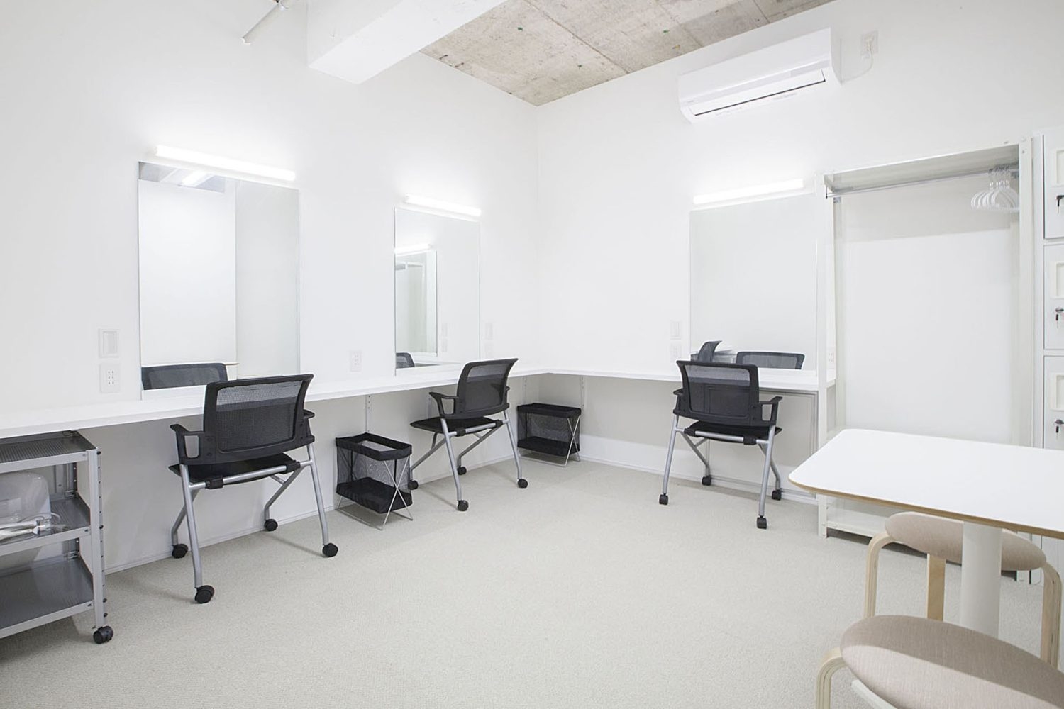 3面鏡のメイクルーム