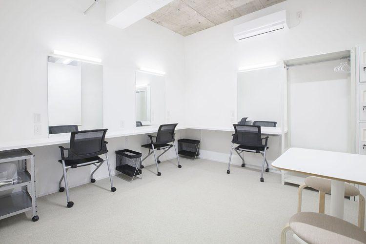 3面鏡のメイクルーム