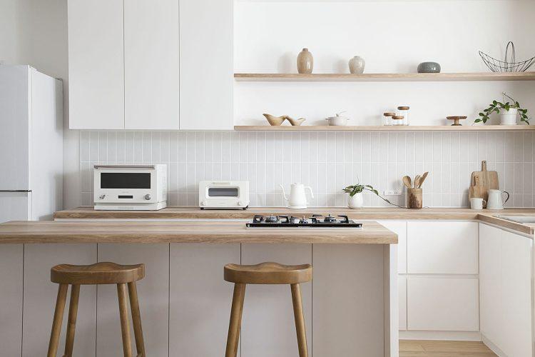 木の天板とタイル壁の相性がよいキッチン