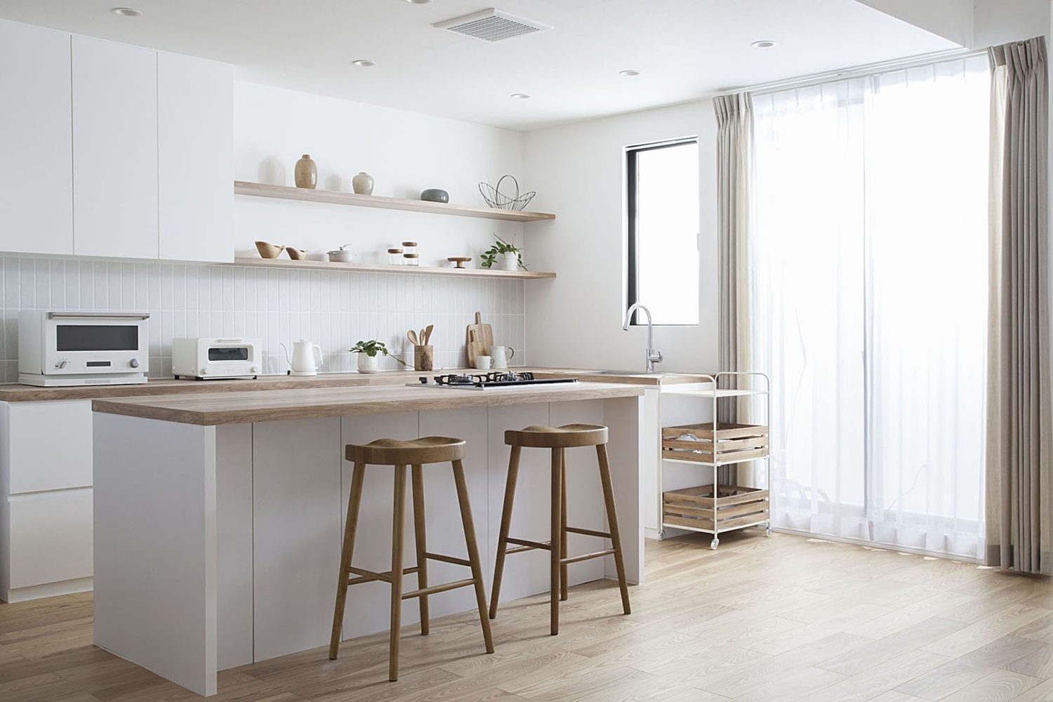 スツールでカウンターテーブルとしても