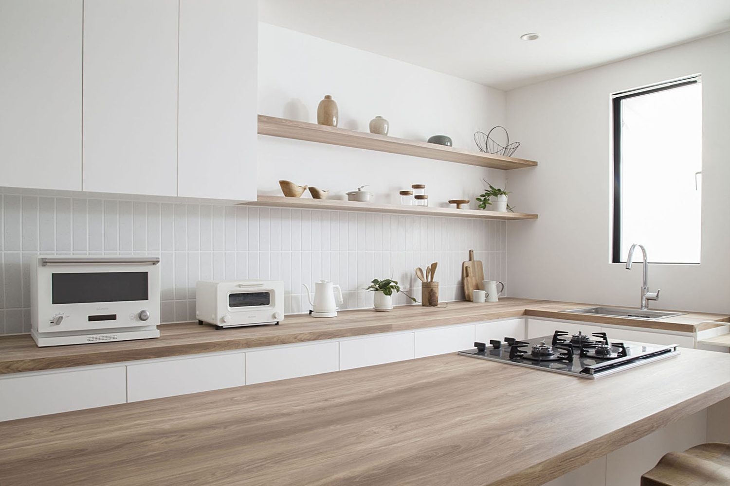 白で統一したBALMUDAの家電