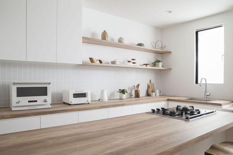 白で統一したBALMUDAの家電