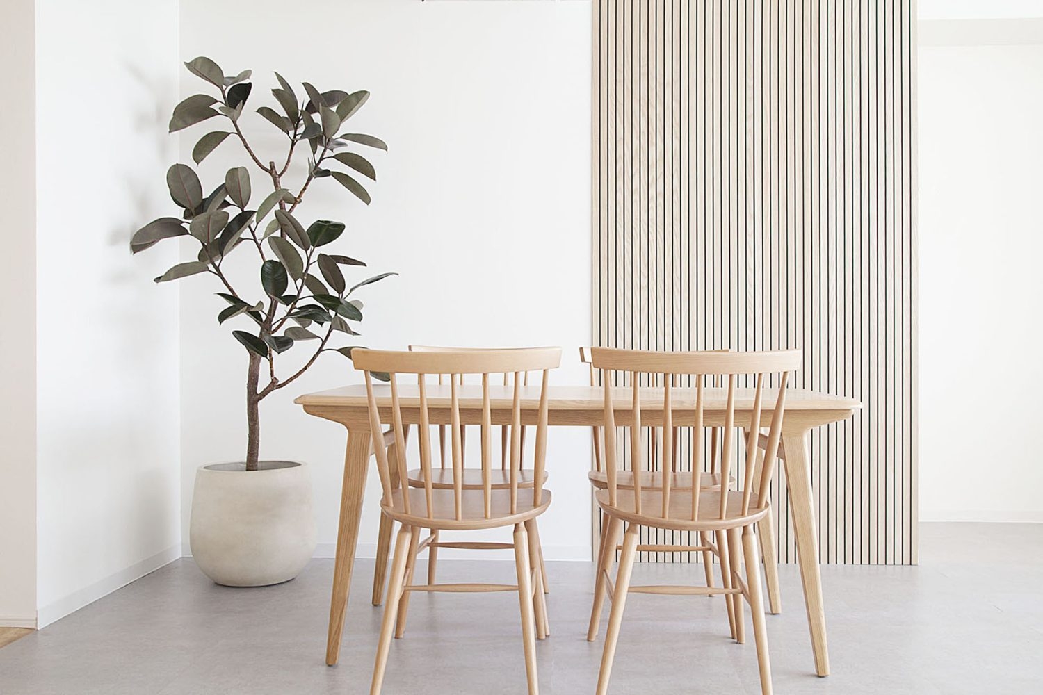 ダイニングテーブルと白壁