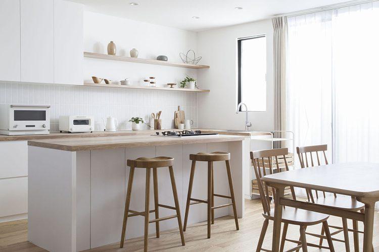 ダイニングとキッチンが光に包まれる