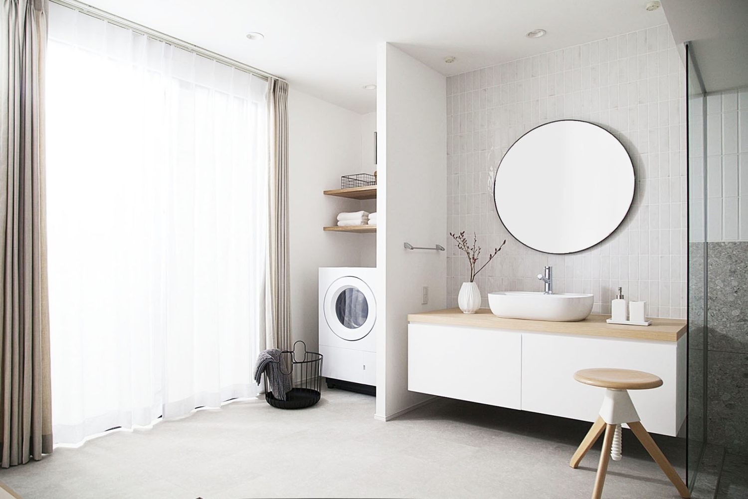 雨の日も安心、窓の光はLEDライトで