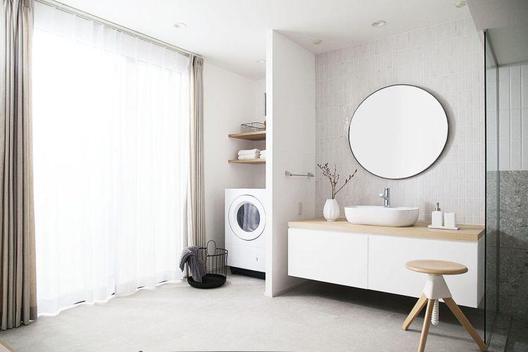 雨の日も安心、窓の光はLEDライトで