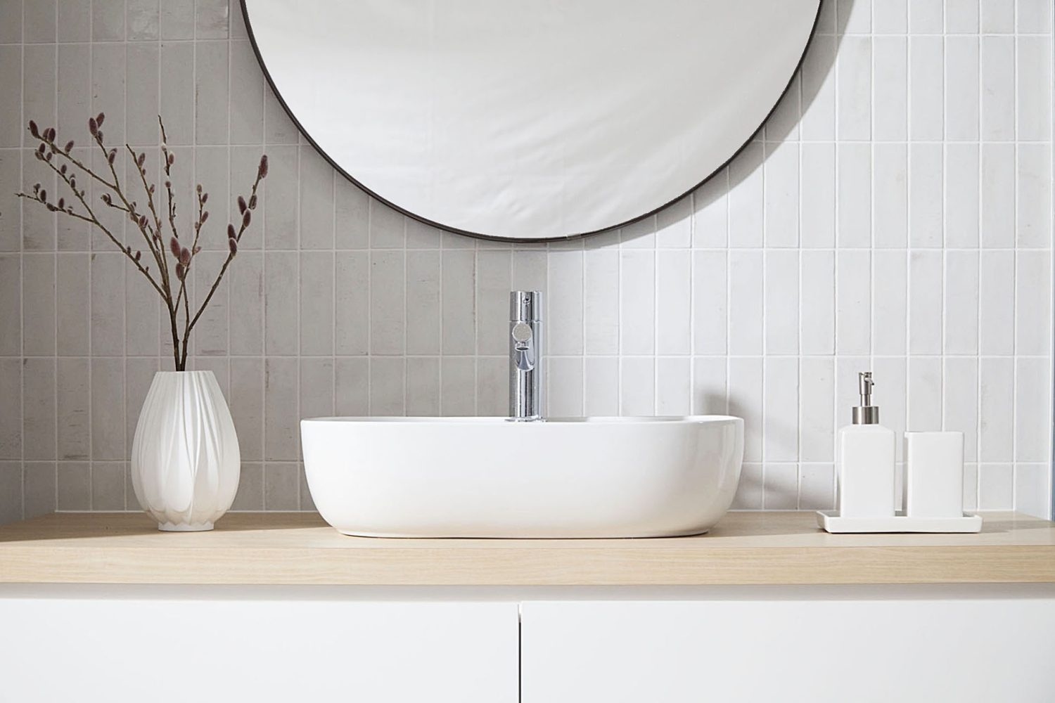 白を基調とした洗練された洗面