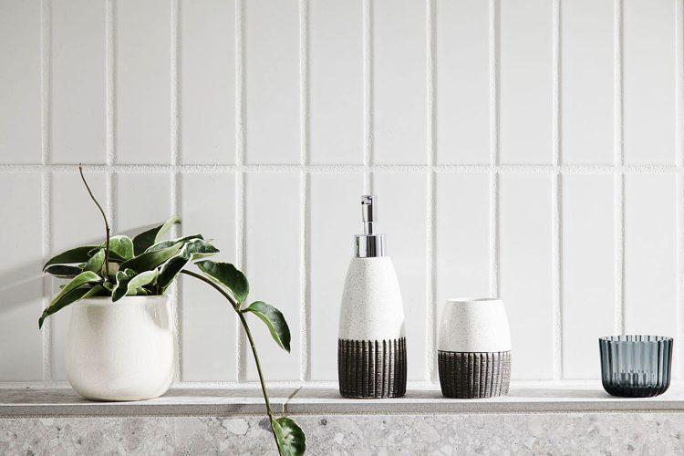 白タイルと石タイルの壁