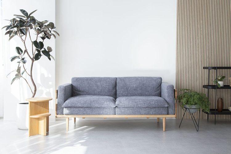 グレーのシンプルな2人掛けソファ