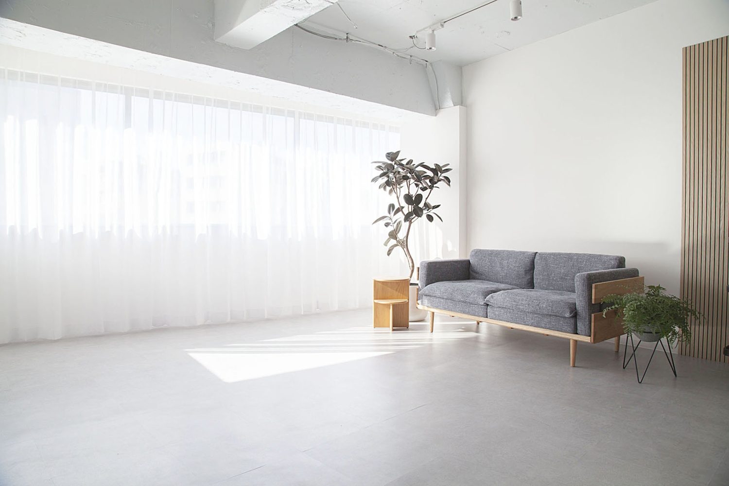 リビングはタイル床と白壁