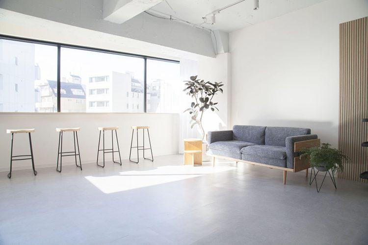 リビングは腰高窓からの自然光