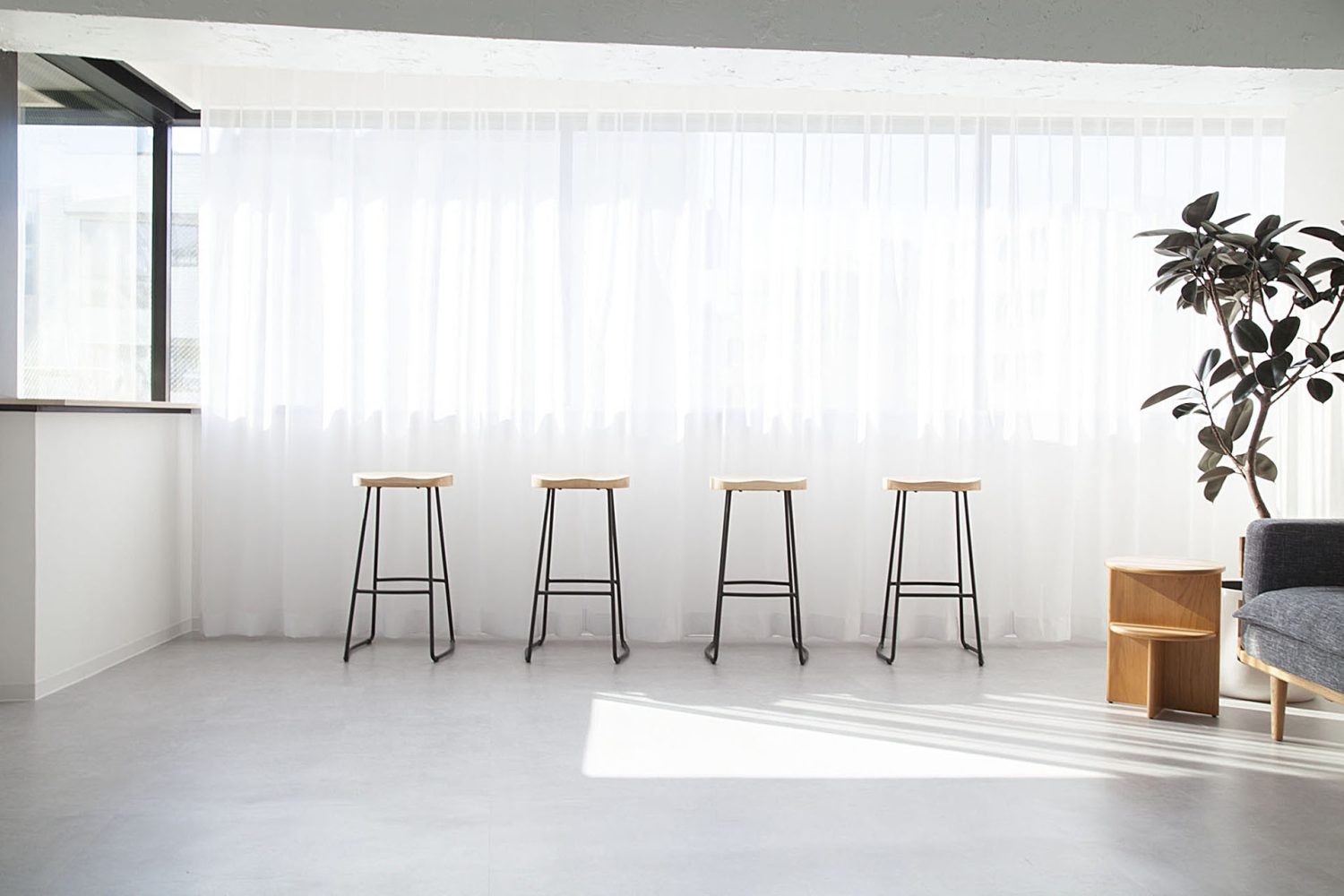 カーテンを閉めてやわらかい光