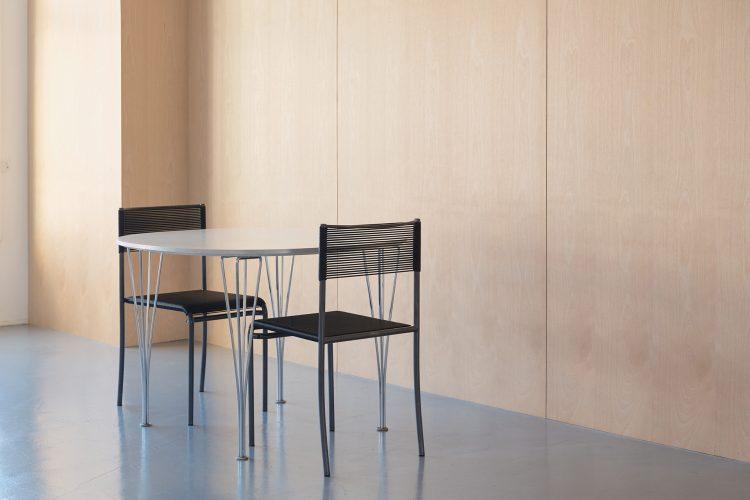 白の丸テーブルを合わせて