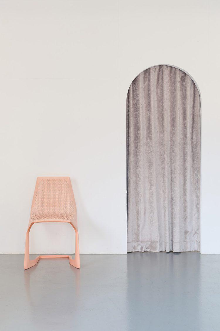 サーモンピンクの椅子