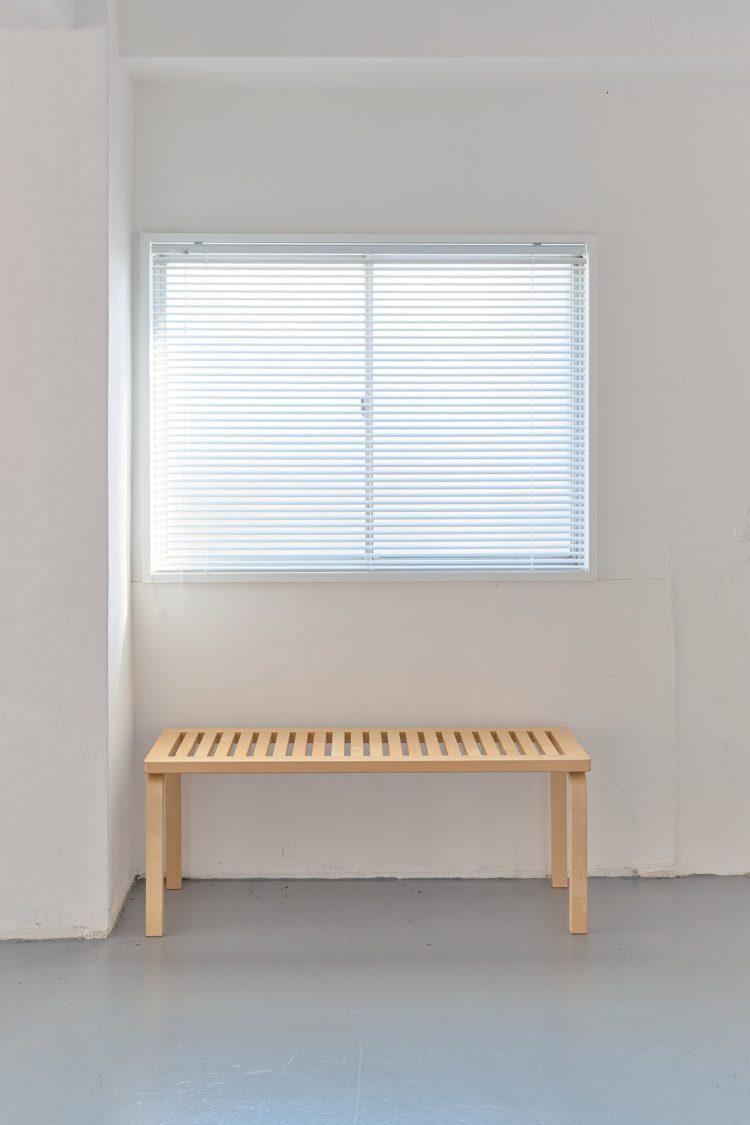 座面がルーバーのベンチ