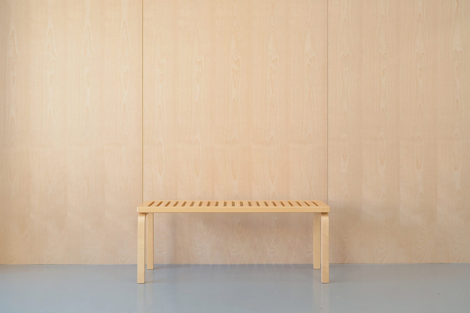 木目壁に椅子を並べて対談風な撮影も