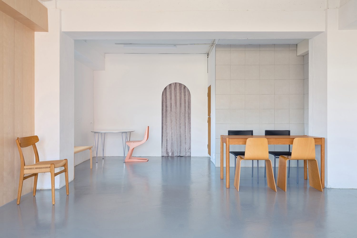 白塗装・木目・タイル3種類の壁