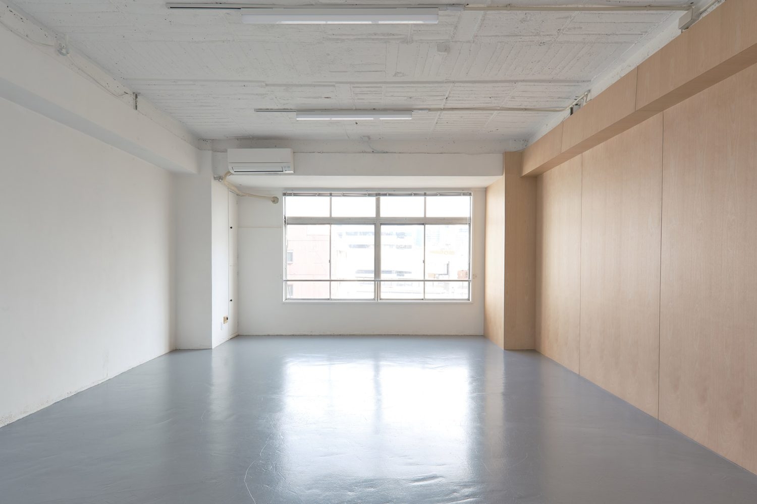 東側の抜けのある窓から自然光